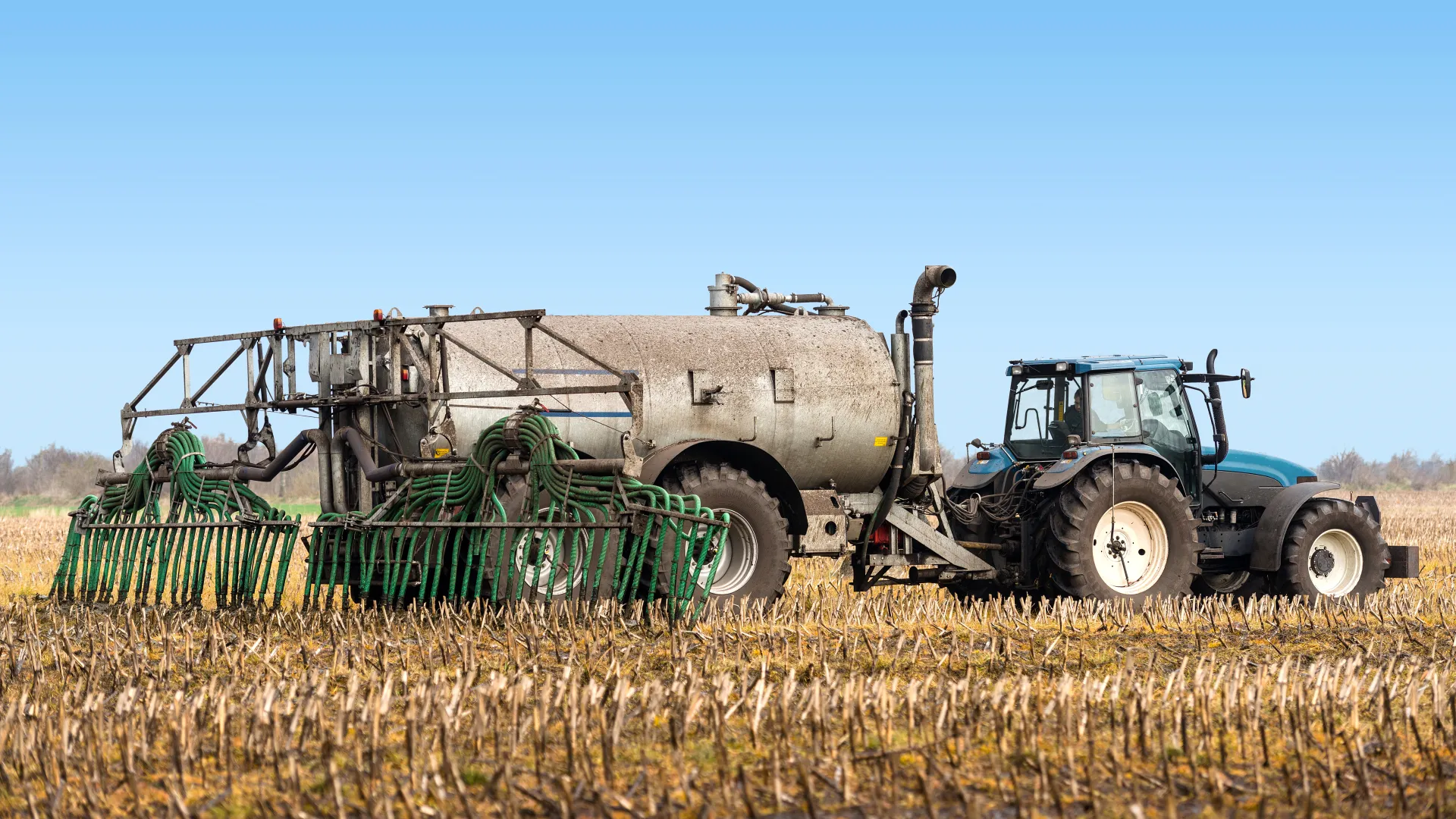 Ein Traktor bei der Gülleausbringung. 